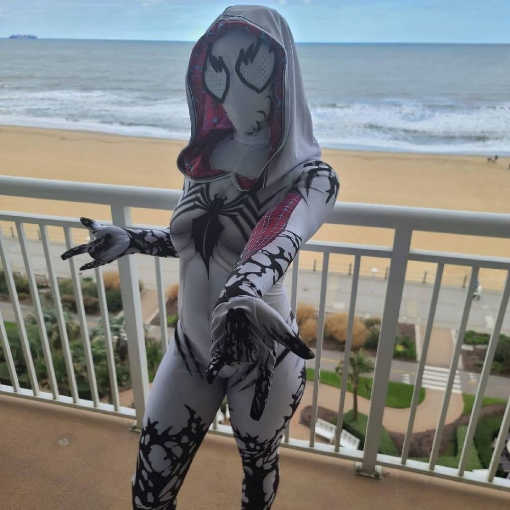 Woman's carnage costume